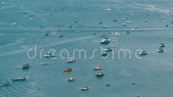 海中许多浮船和游乐船的俯视图泰国帕塔亚视频的预览图