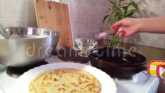 加黄油的美味煎煎饼视频的预览图