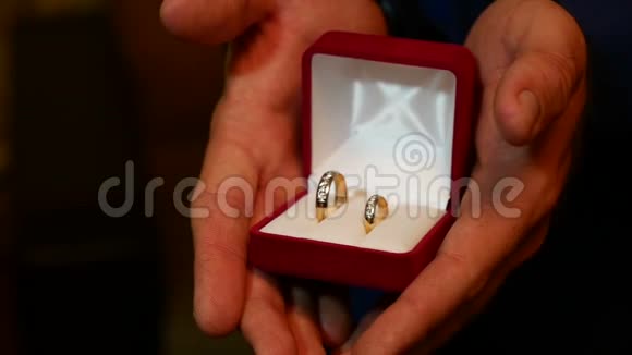 两个橙色盒子里的金色结婚戒指视频的预览图