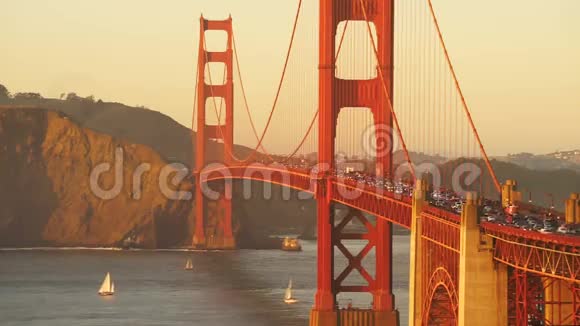 尖峰时刻车流金门大桥日落过境视频的预览图