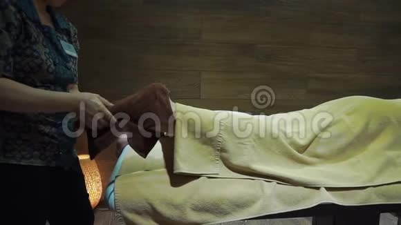 泰国女孩做脚按摩穿着毛巾的男人医疗疗法视频的预览图
