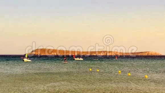 当地人和游客正在希腊帕罗斯岛著名的西里西阿克蒂海滩冲浪视频的预览图