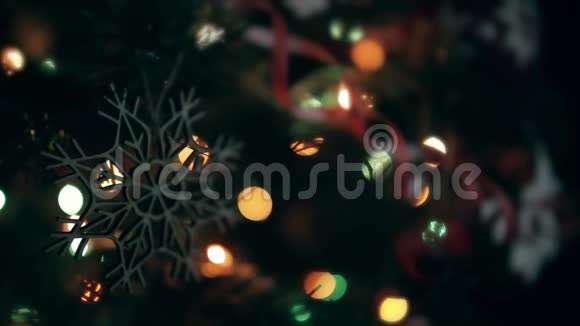 圣诞节手工装饰一片木质雪花视频的预览图