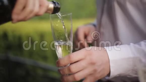 朋友们在山上喝香槟敲酒杯庆祝一下带香槟的酒杯视频的预览图