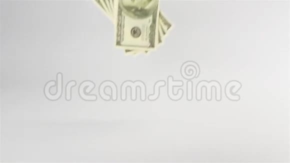 美元纸币落在白桌上视频的预览图