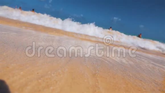波覆盖多马尼凯恩共和国的热带海滩视频的预览图