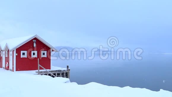 挪威北部Malangsfjorden上空降雪视频的预览图