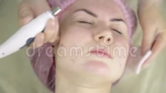 美容师用美容设备清洁面部给女孩子做美容视频的预览图