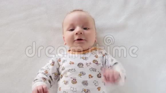 一个可爱的婴儿试图交流的肖像视频的预览图