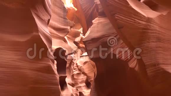 亚利桑那州羚羊峡谷粉红色洞穴中有红色沙岩石4k视野中自然地质侵蚀视频的预览图