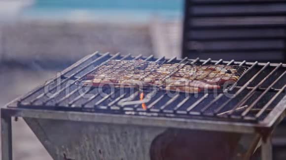 在金属烧烤网格上燃烧的肉片烤炉视频的预览图
