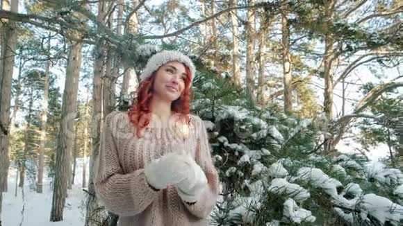 女孩抱着闪闪发光美丽的女孩在冬天的树林里冬天的自然冬天的童话视频的预览图