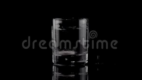 泡腾片落在一杯水中视频的预览图