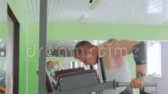 运动青年在健身房做下巴视频的预览图