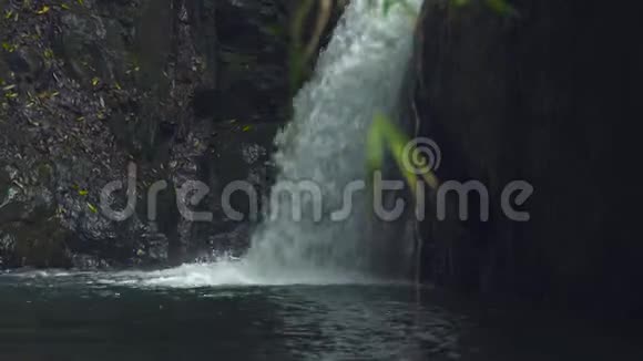 丛林森林中的山瀑布从瀑布流出来的溪水在山河大石上流淌视频的预览图