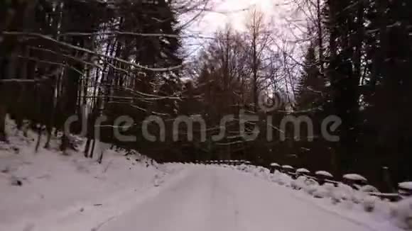 冬天在雪覆盖的路上开车视频的预览图