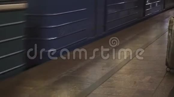 地铁列车在地铁隧道内的移动在地铁站上班的人视频的预览图