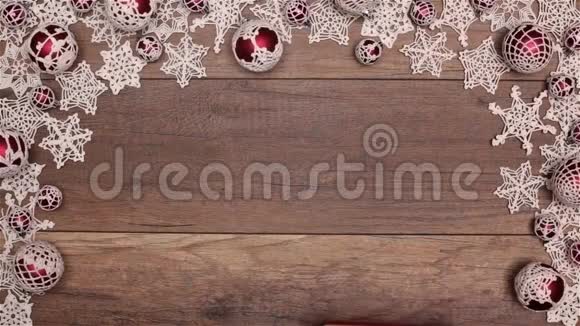 双手在季节性装饰框架内滑动圣诞礼物盒视频的预览图