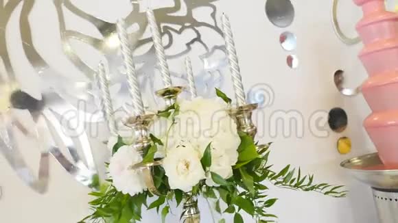 餐桌上有蜡烛的美妙婚礼花束视频的预览图