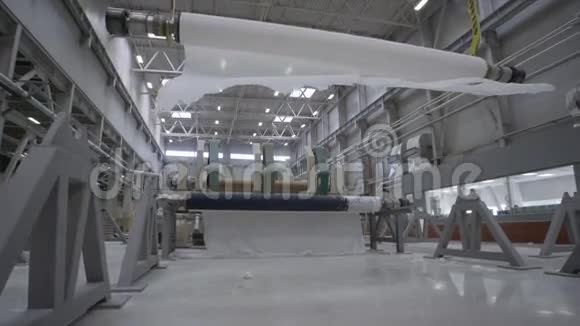 工厂车间弯曲纤维下摄像机移动视频的预览图