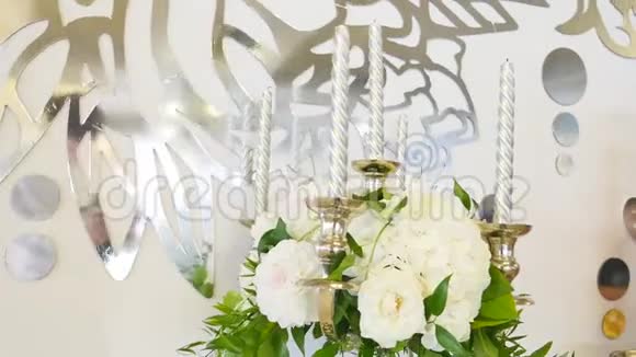 餐桌上有蜡烛的美妙婚礼花束视频的预览图