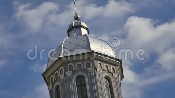 灰墙教堂银杯十字架背景蓝天视频的预览图