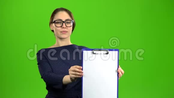 女人举起纸碑微笑着绿色屏幕视频的预览图