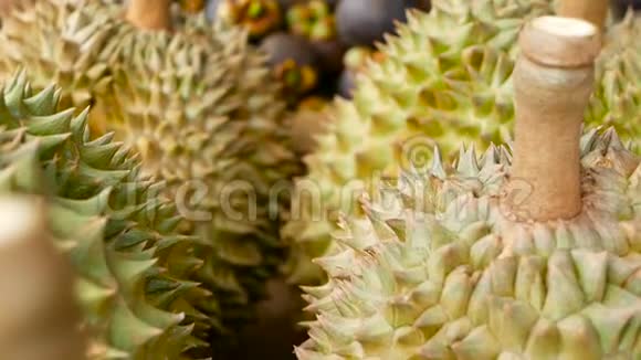 混合季节热带甜多汁水果当地泰国市场大月龙榴莲和芒果视频的预览图