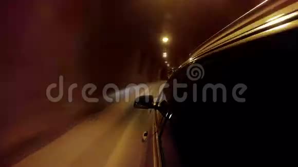 一辆汽车穿过照明隧道的4K镜头视频的预览图
