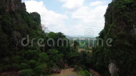 美丽的鸟瞰马来西亚基达山近稻田视频的预览图