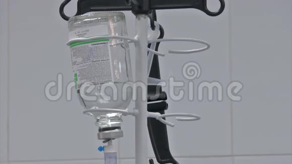腹部抽脂选择性聚焦输液瓶与IV溶液在病人室视频的预览图