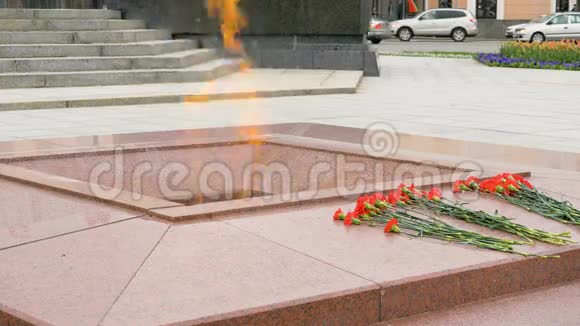 白俄罗斯明斯克胜利广场上永恒的火焰慢动作60分视频的预览图