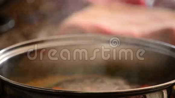蒸出一锅沸腾的汤视频的预览图