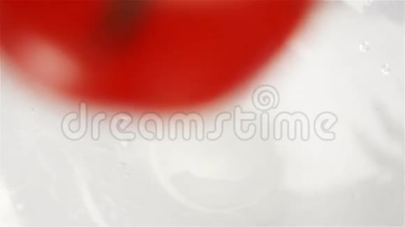 一个红番茄掉进水里溅起水花视频的预览图