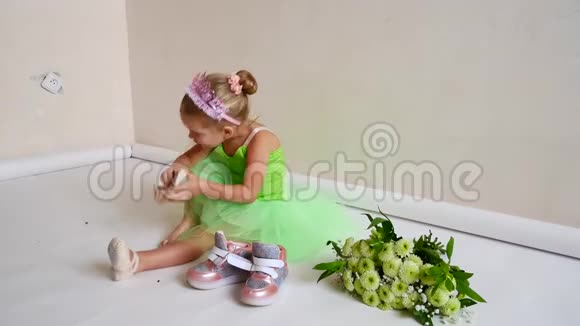 一个小孩在地板上穿鞋子视频的预览图
