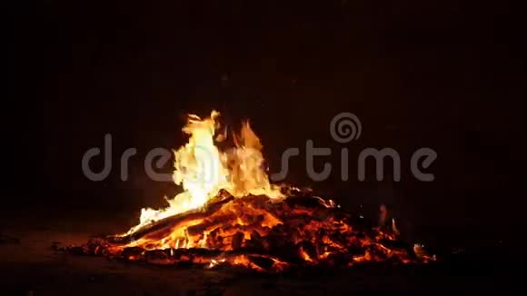 NovruzBayram街上燃烧的火焰视频的预览图