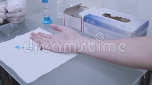 医生从男性手中取血样男子献血手指试验视频的预览图