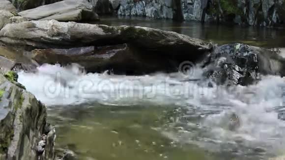 河流漩涡上的泡沫视频的预览图