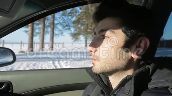 有胡子的人坐在车里想着什么视频的预览图