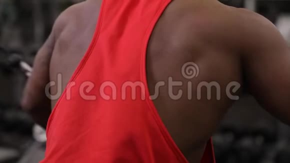 非裔美国人在健身房锻炼训练器械视频的预览图