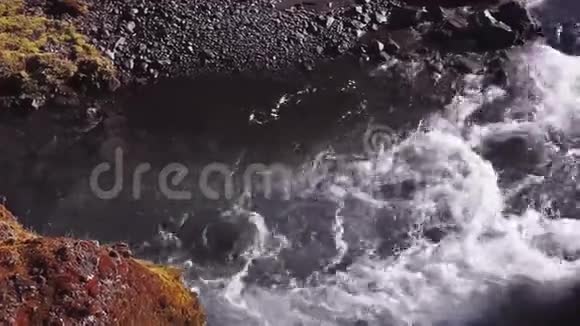 冰岛有急流和瀑布的山河全景视频的预览图