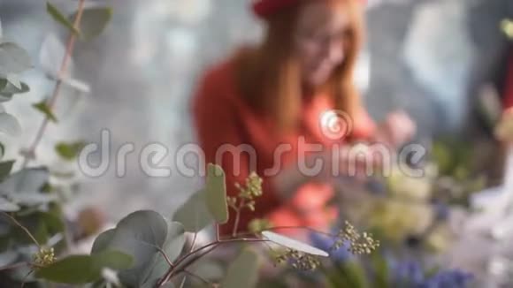 花在背景模糊的花店女孩做花的构图视频的预览图