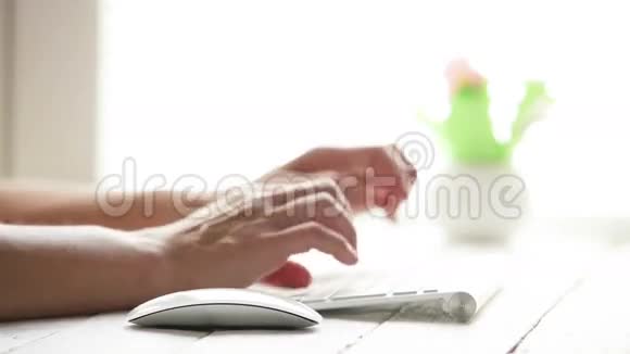 电脑用户的手而他打字键盘和使用电脑鼠标视频的预览图