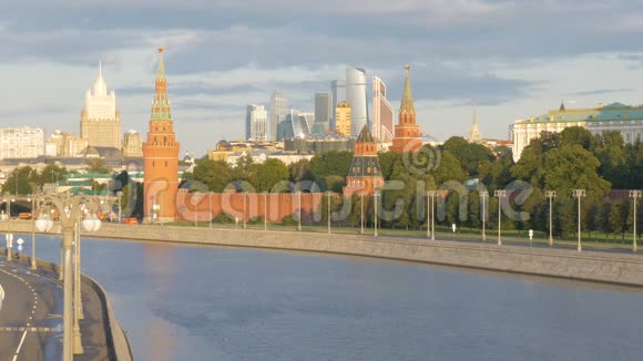 莫斯科俄罗斯2017年8月28日从莫斯科河大桥上的克里姆林宫的景色在克里姆林宫的堤岸上视频的预览图