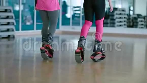 女子舞蹈训练在舞蹈室里用kangoo鞋跳视频的预览图