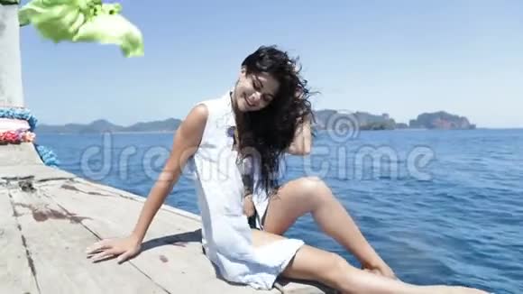 美丽的布鲁内特女士坐在泰国的船上鼻子快乐的微笑年轻的女孩笑视频的预览图