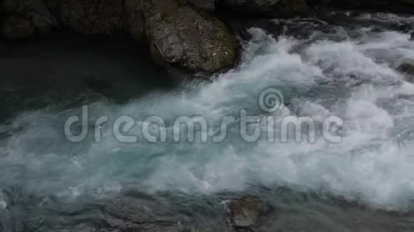 在森林里的岩石河上流淌的水流视频的预览图