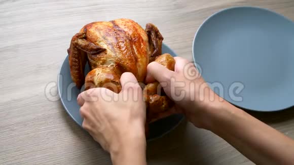 在盘子里烤鸡视频的预览图