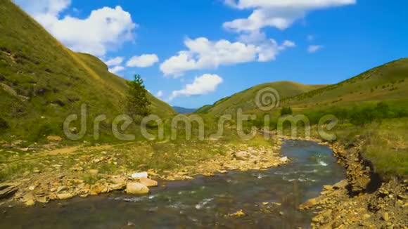 有活力的天空越过山谷在高加索山脉的河流4k时间流逝视频的预览图