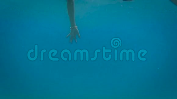 女孩躺在海洋中的水面上慢动作视频的预览图